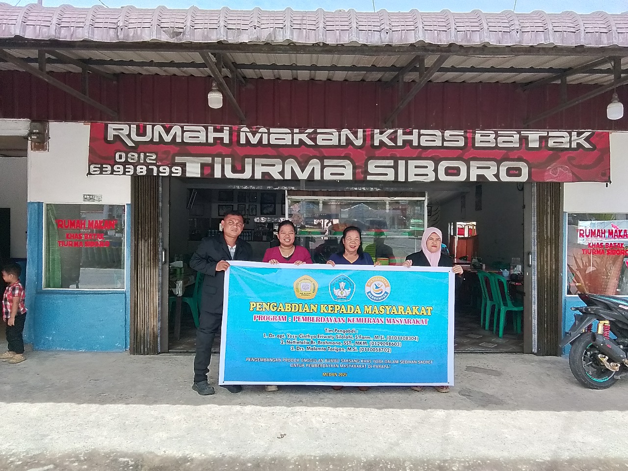 BERSAMA: Dosen Pendamping Universitas Sari Mutiara Indonesia, Yosy Silalahi, dan dosen lainnya, diabadikan bersama mitra, pemilik Rumah Makan Khas Batak Tiurma Siboro.