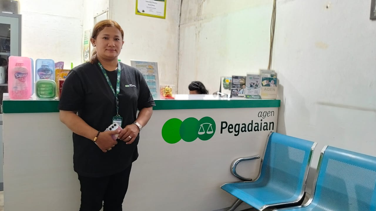 Agen Pegadaian: Imelda Simamora di tokonya di Jalan HM Joni  no 45 Medan. Imelda Simamora adalah salah satu mitra Agen Pegadaian di wilayah Pegadaian Kanwil 1 Medan. (foto : Asih Astuti)