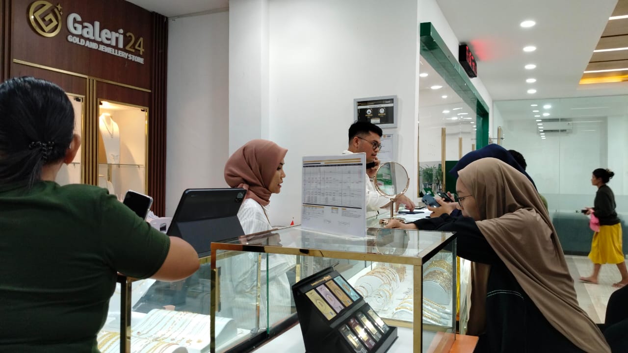 Beli Emas : Customer tampak memilih emas di gerai Galeri24 di kantor  Pegadaian Cabang Medan Utama (29/9/2025). (Foto&nbsp;:&nbsp;Asih&nbsp;Astuti)