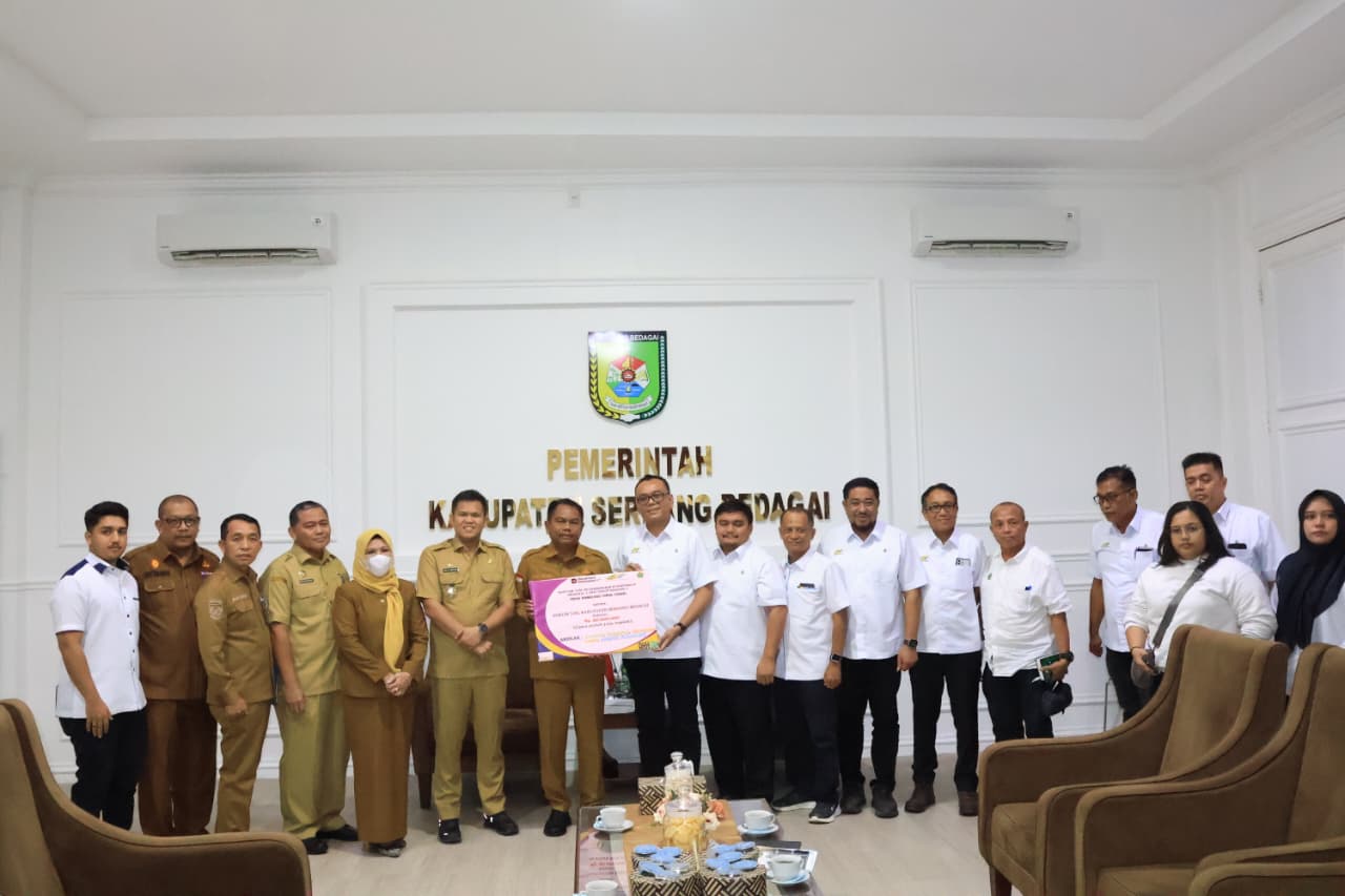 Bupati Sergai Darma Wijaya didampingi Wabup Sergai Adlin bedama Direksi PTPN IV. ( FADLY/SUMUT POS)