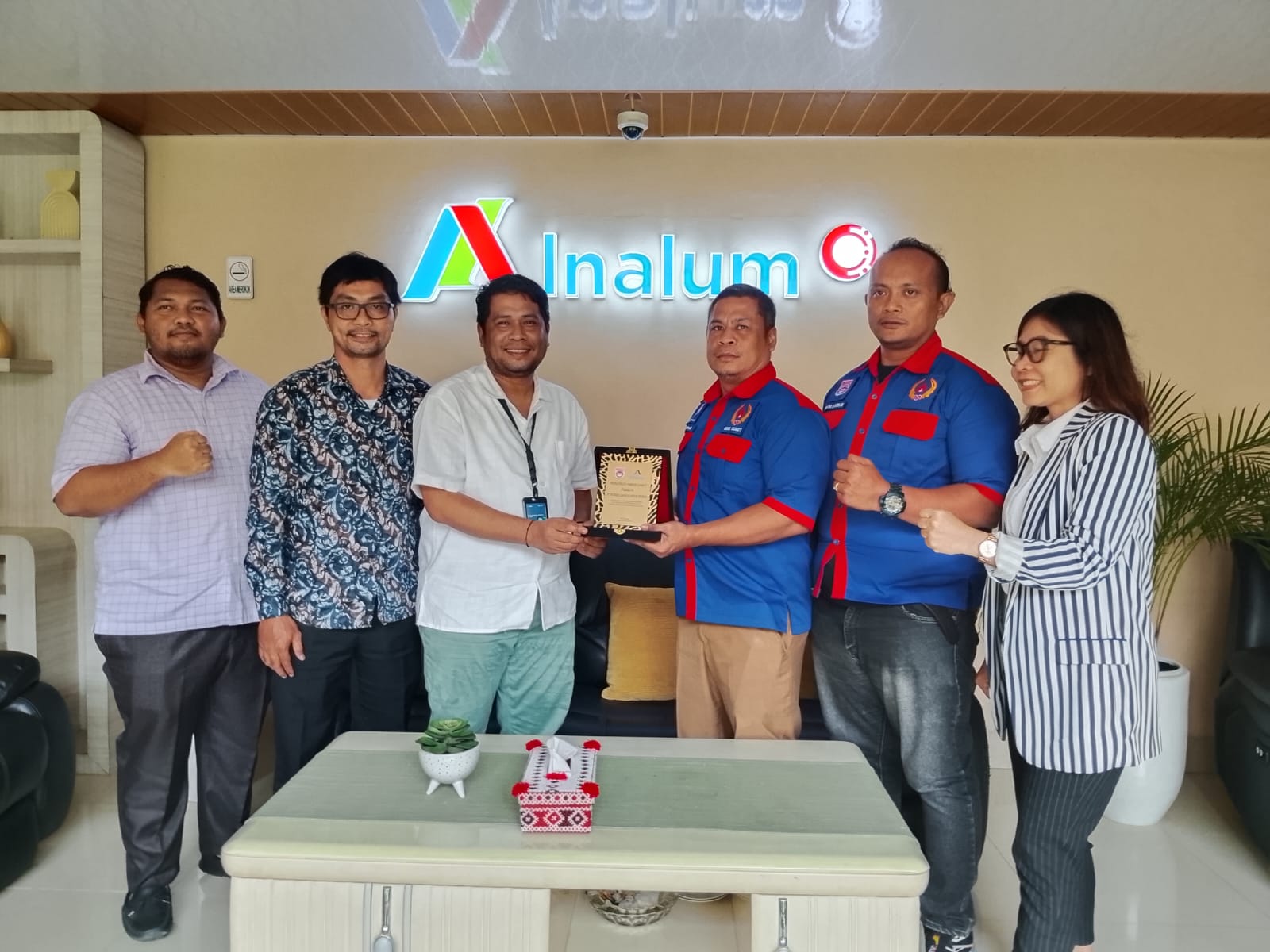 SERAHKAN: Wakil Ketua I Pabersi Sumut Doni Damanik menyerahkan pelakat kepada Kepala Kantor Penghubung PT Inalum cabang Medan, Senin (29/9/2025). (Dok Pabersi Sumut/ Sumut Pos)