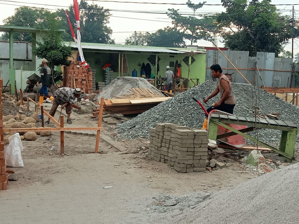 Suasana proyek revitalisasi gedung SMK Musda Perbaungan, Senin (29/9/2025). Pekerja terlihat tidak menggunakan APD sesuai standar K3, sementara di lokasi juga tidak ditemukan plang informasi proyek.