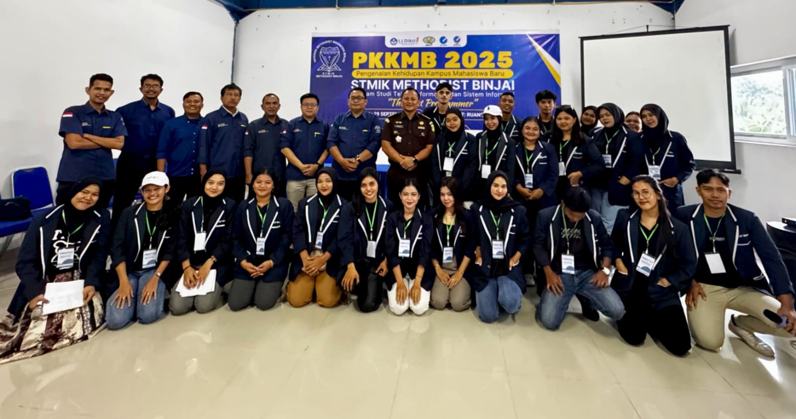STMIK METHODIST: Noprianto Sihombing SH MH bersama sivitas akademika STMIK Methodist Binjai, Senin (29/9). (ISTIMEWA/SUMUT POS)