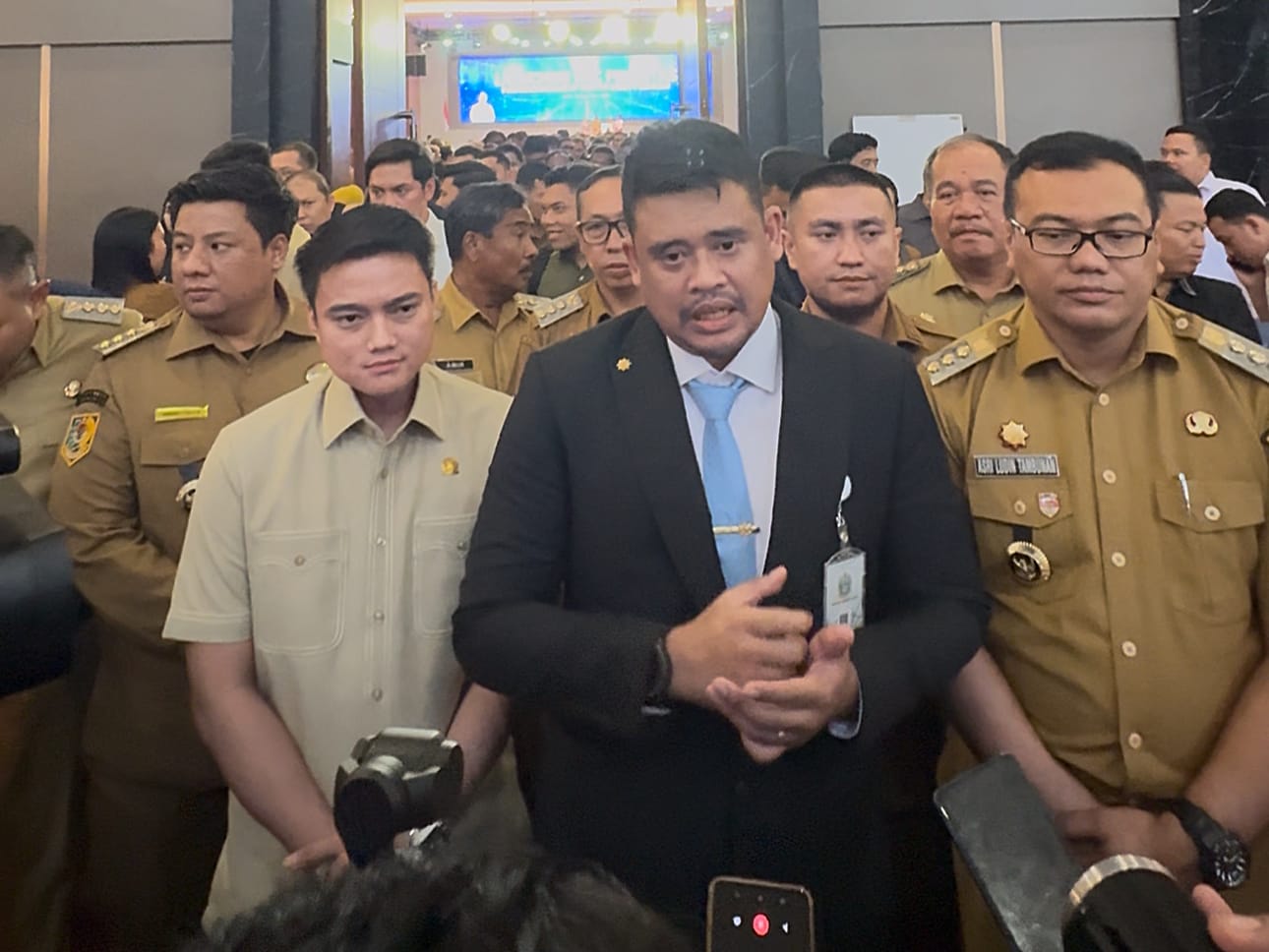 Pimpinan DPRD Sumut, Ricky Anthony saat mendampingi Gubsu Bobby Nasution ketika diwawancarai wartawan usai peluncuran UHC Prioritas. (Istimewa/Sumut Pos)