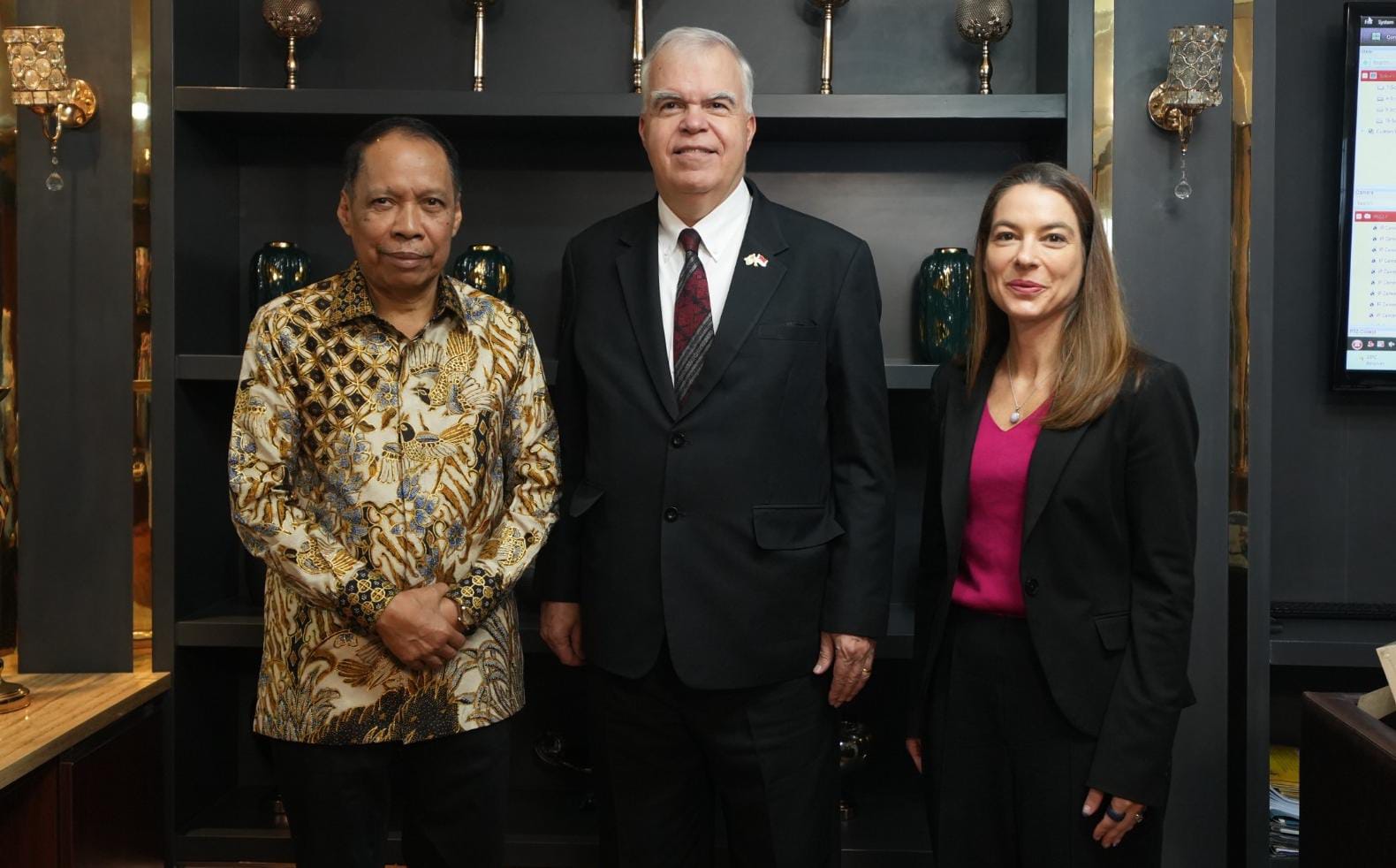 BERSAHABAT: Prof Dr Agussani MAP (kiri) bersama CDA Amb Peter Haymond didampingi Lisa Podolny bertemu di UMSU. (ISTIMEWA/SUMUT POS)