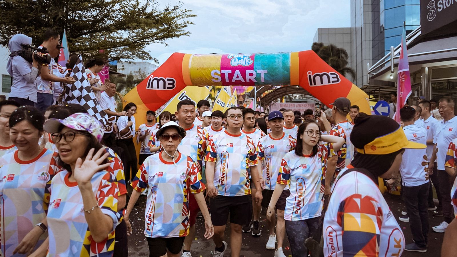 RAMAI: Fun Walk yang diselenggarakan oleh Indosat diikuti oleh keluarga besar INTI di Medan. (Dok: Indosat)