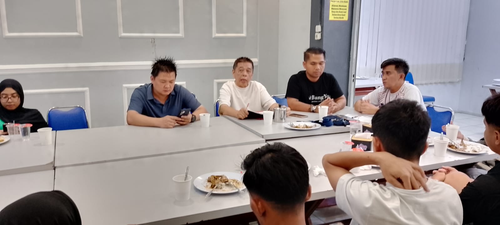 PERSIAPAN: Ketua PBSI Kota Tebingtinggi Gho Kian Tjai bersama orang tua atlit dan atlit membahas persiapan menghadapi Kejurprov tahun 2025 cabor bulutangkis di Bali Lestari.(SOPIAN/SUMUT POS)