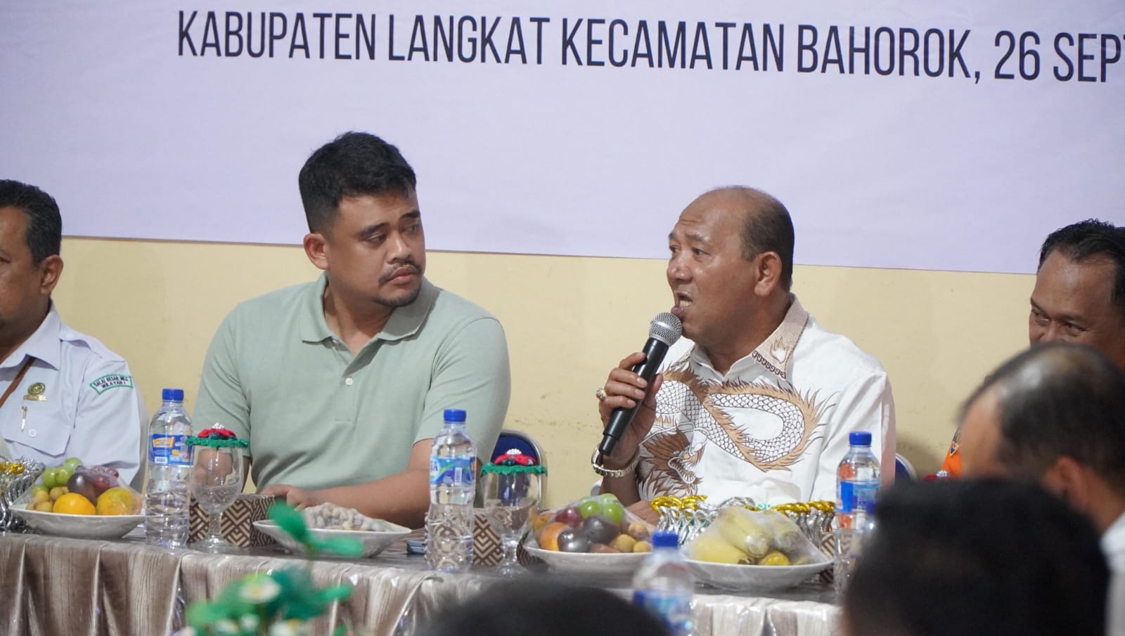 Bupati Langkat, Syah Afandin (dua dari kanan) saat mengikuti rakoor bersama Gubernur Sumut, Bobby Nasution di Bahorok. (Diskominfo Langkat/Sumut Pos)