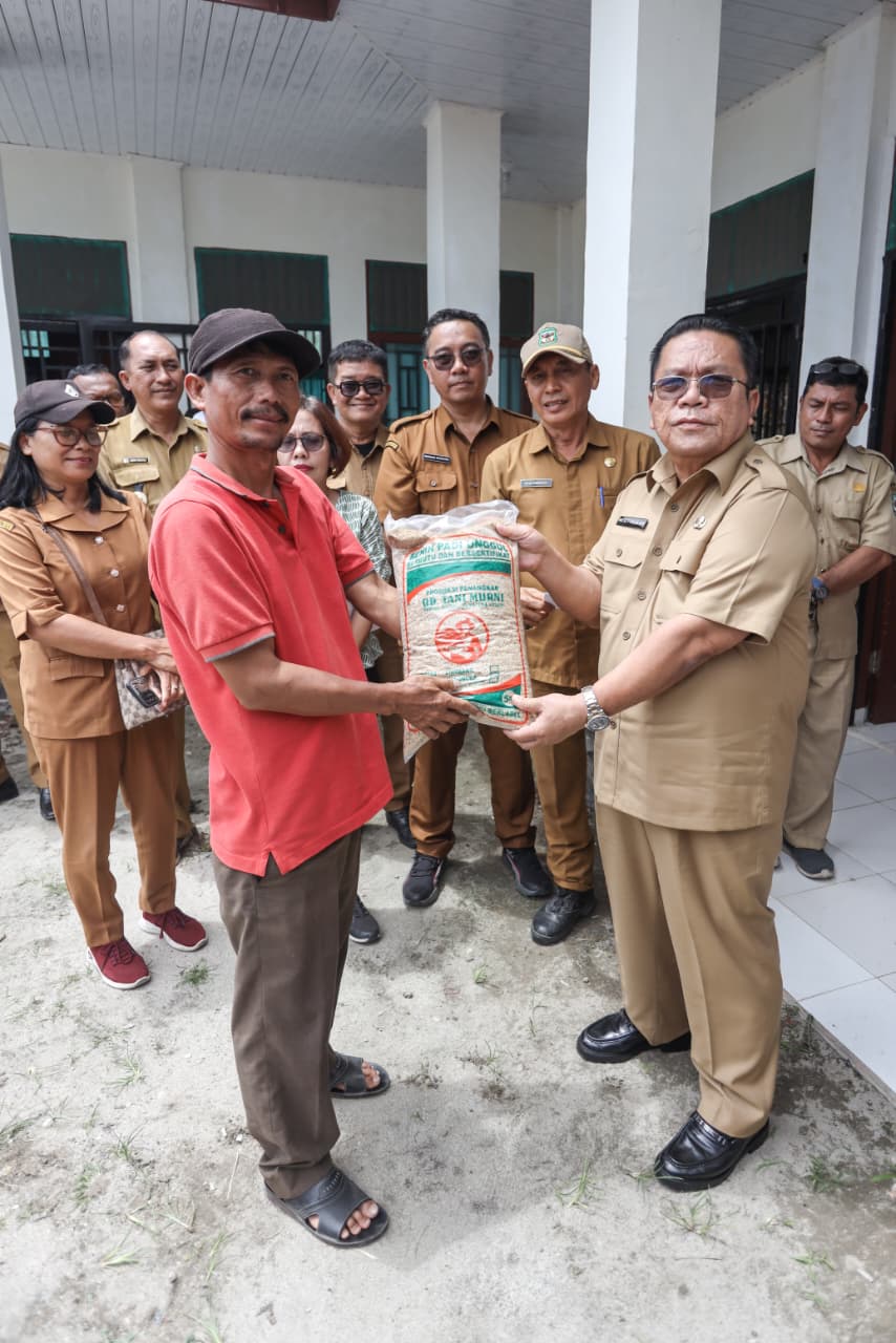 Perwakilan petani menerima bibit padi dari Walikota Pematangsiantar Wesly Silalahi. (ISTIMEWA/SUMUT POS)