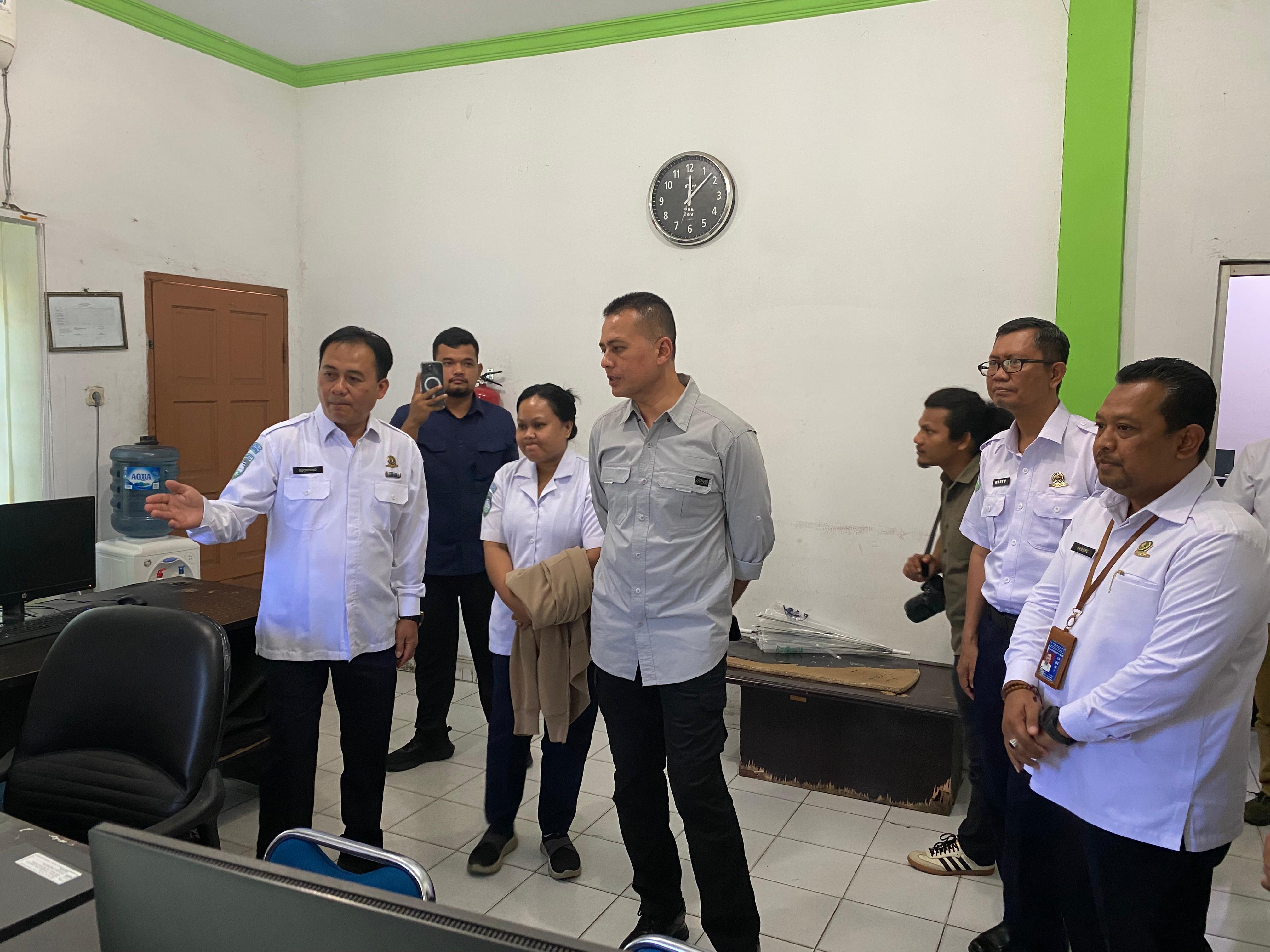 Anggota Komisi V DPR RI, Musa Rajeksyah meninjau proses pengamatan cuaca maritim.(ISTIMEWA/SUMUT POS)