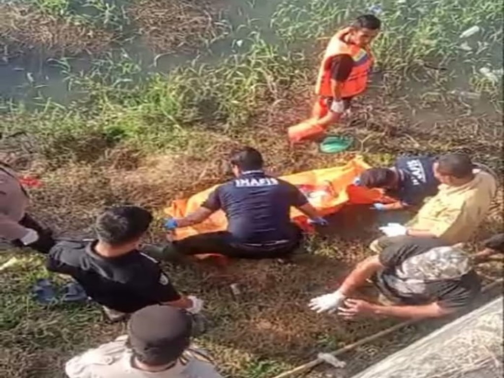 EVAKUASI: Jajaran Polsek Padang Hilir dan Tim Inafis Polres Tebingtinggi melakukan evakuasi penemuan mayat laki-laki mengapung di Sungai Padang Pintu Bajayu Kelurahan Tambangan Kota Tebingtinggi.