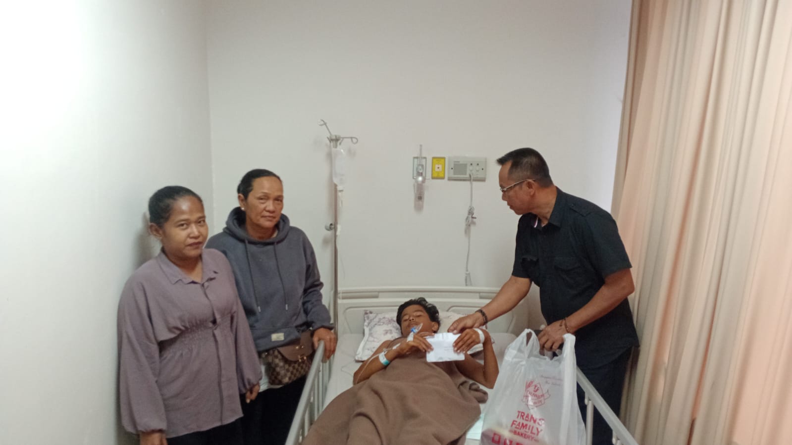Tim Bapera saat memberi bantuan perobatan dari Ricky Anthony untuk Farel. (Istimewa/Sumut Pos)