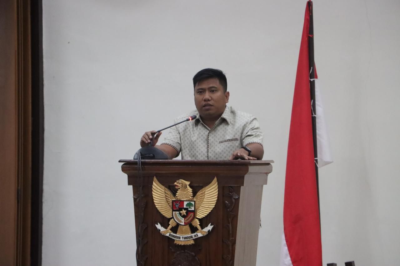 Anggota DPRD Binjai, Ronggur Simorangkir saat menyampaikan pandangan Fraksi Gerindra dalam pengesahan P-APBD 2025. (Istimewa/Sumut Pos)