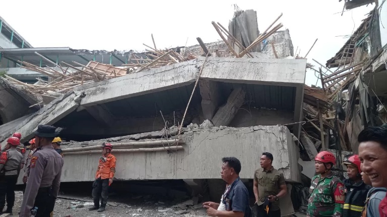 RUNTUH: Bangunan di Pondok Pesantren Al Khoziny, Sidoarjo. (Dok: jawapos.com)