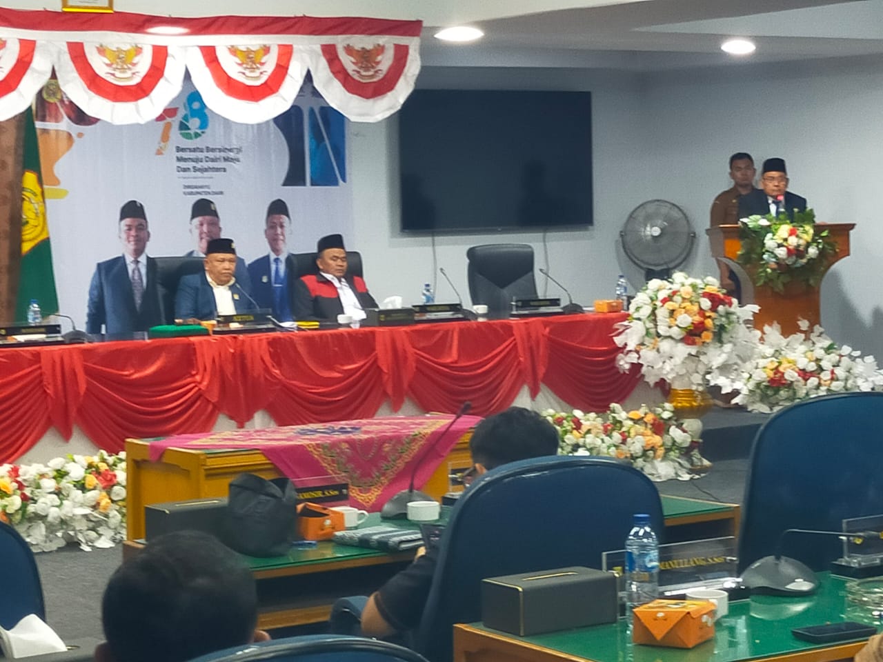 Bupati Dairi, Ir Vickner Sinaga sampaikan sambutan di Sidang Paripurna DPRD pengesahan P-APBD Dairi tahun 2025, Selasa (30/9/2025) malam.(RUDY SITANGGANG/SUMUT POS)