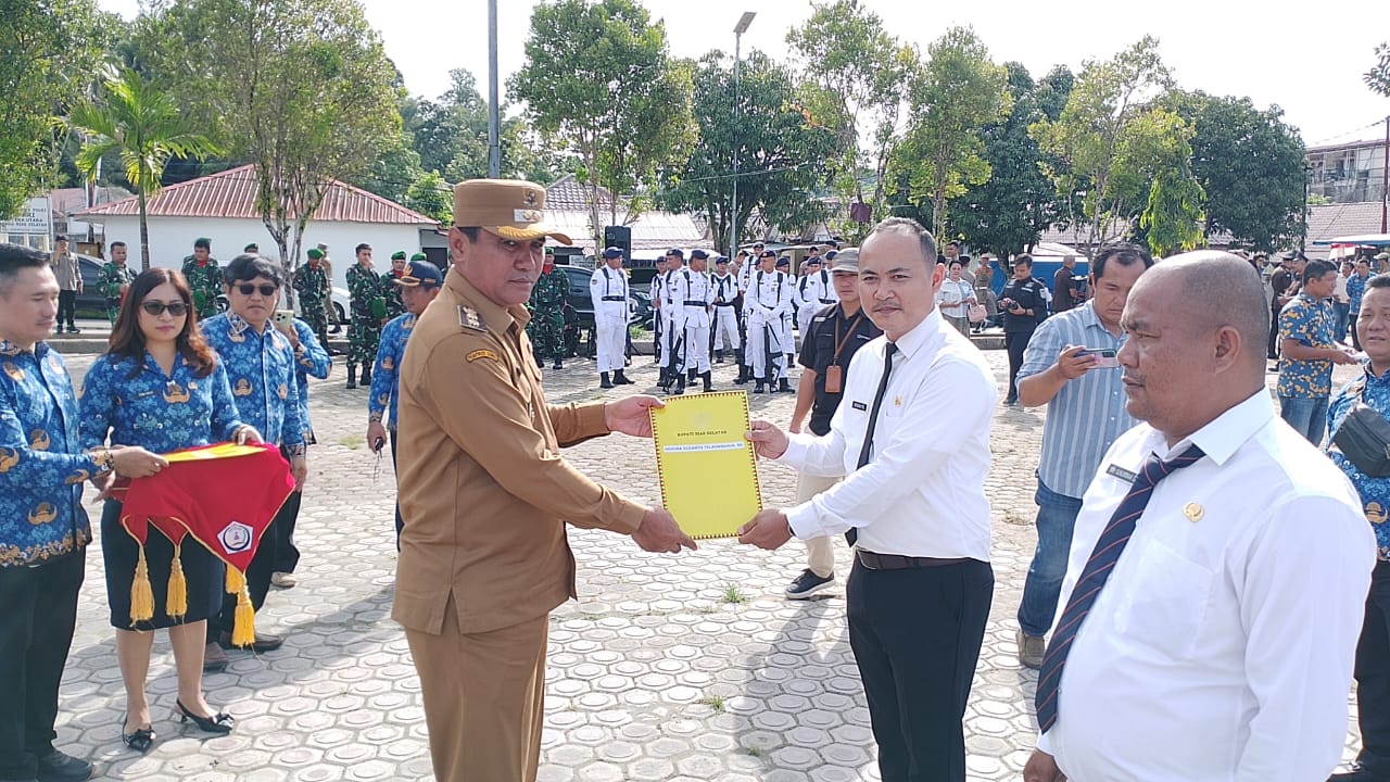 SERAHKAN : Wabup Nisel, Ir Yusuf Nache, ST.,MM saat menyerahkan SK PPPK. (Eriusman Duha)