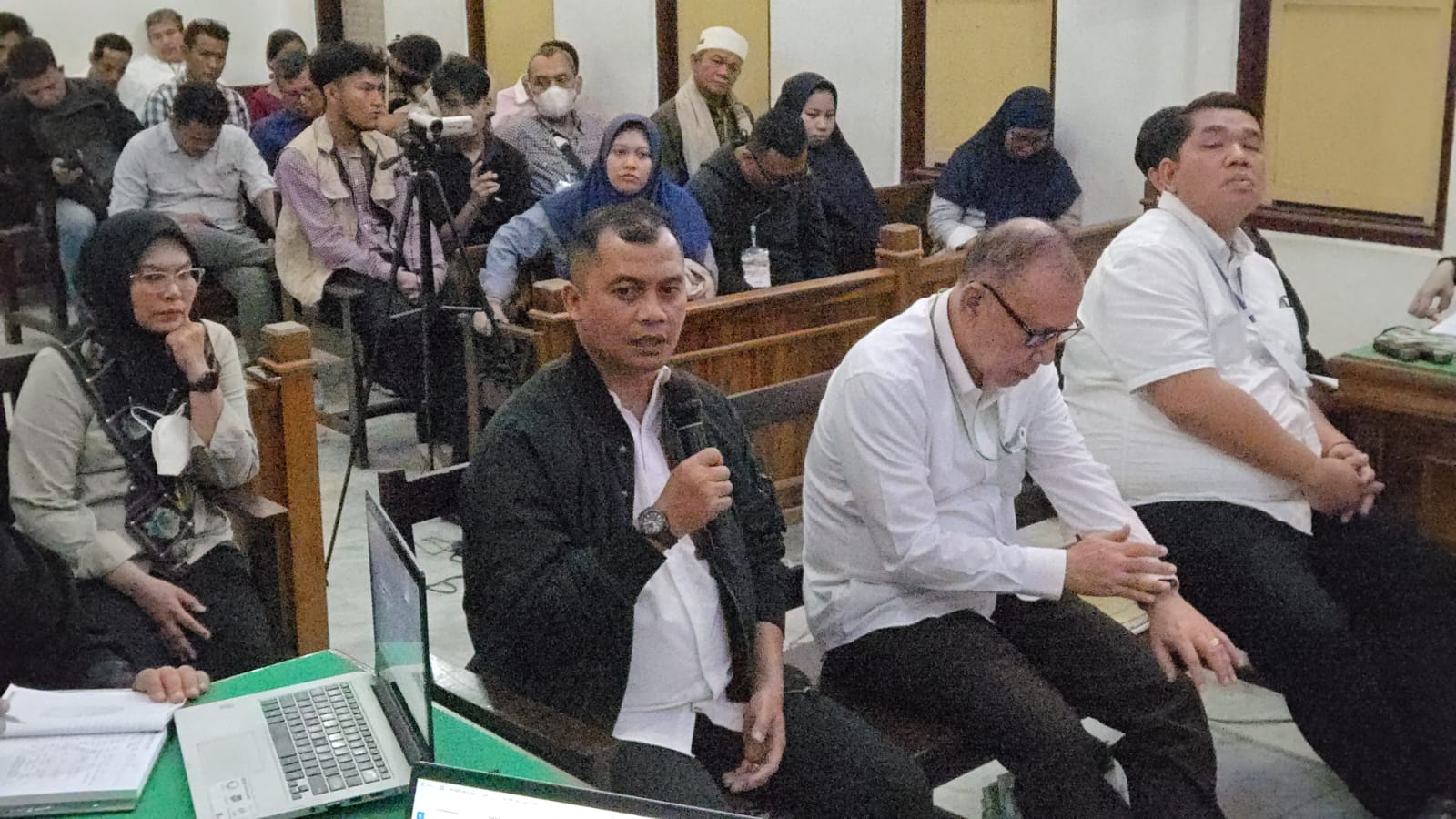 Mantan Kapolres Tapsel, AKBP Yasir Ahmadi dihadirkan bersama saksi lainnya  memberikan keterangan dalam kasus dugaan suap proyek peningkatan jalan provinsi. (AGUSMAN/SUMUT POS)