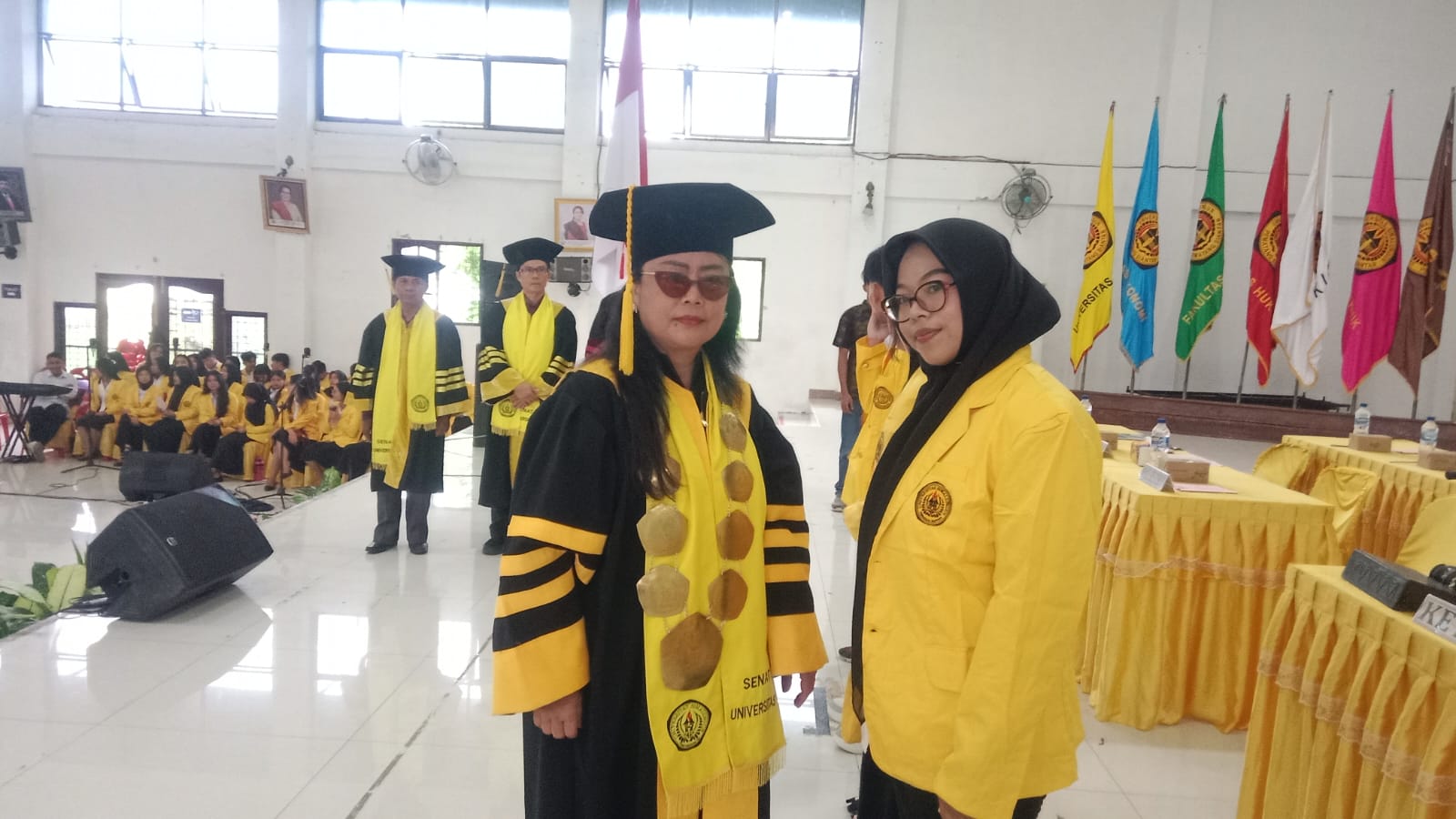 ALMAMATER: Rektor Universitas Simalungun Dr Sarintan Damanik MSi menyerahkan almamater kampus kepada mahasiswa baru. (istimewa/Sumut Pos)