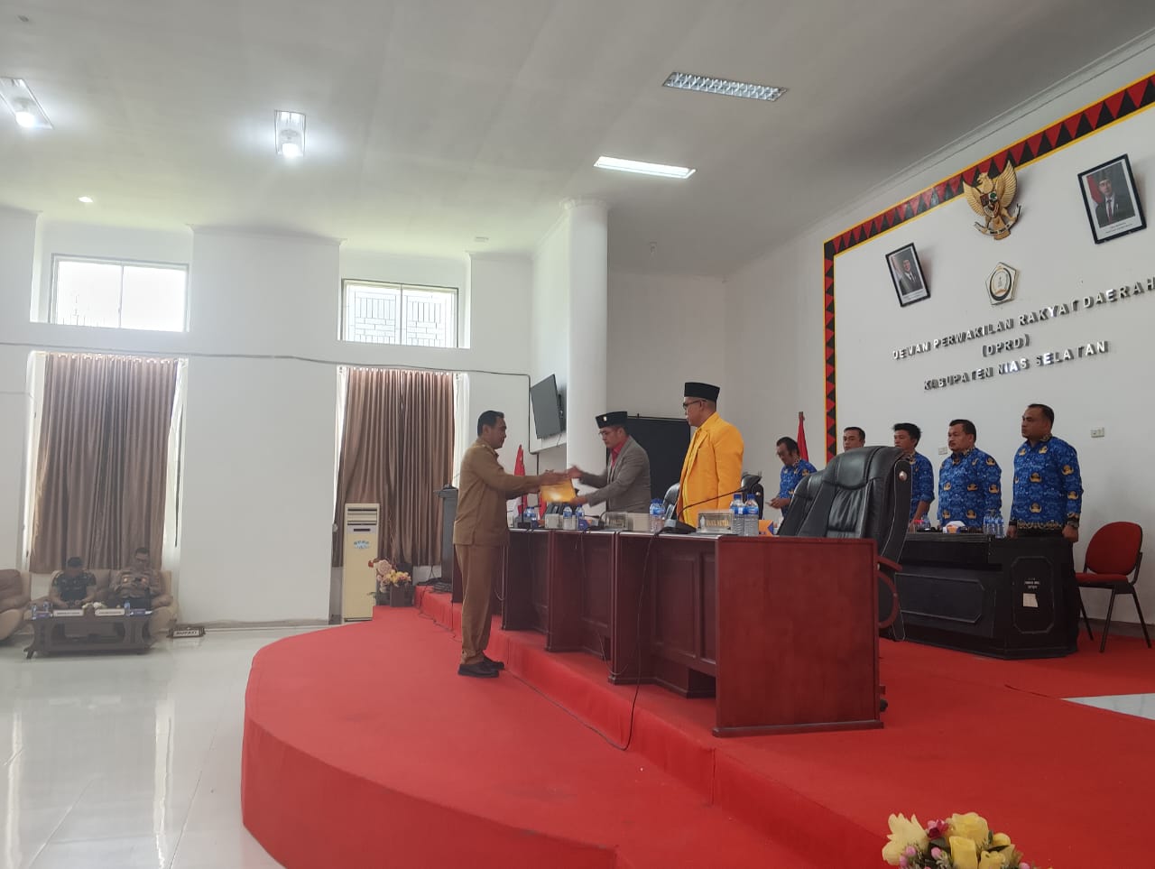 Serahkan : Wabup Nisel, Ir. Yusuf Nache, ST.,MM saat menyerahkan berita acara berita akhir pendapat Bupati Nisel kepada Ketua DPRD Nisel. Rabu(1/10). (EURISMAN/SUMUT POS)