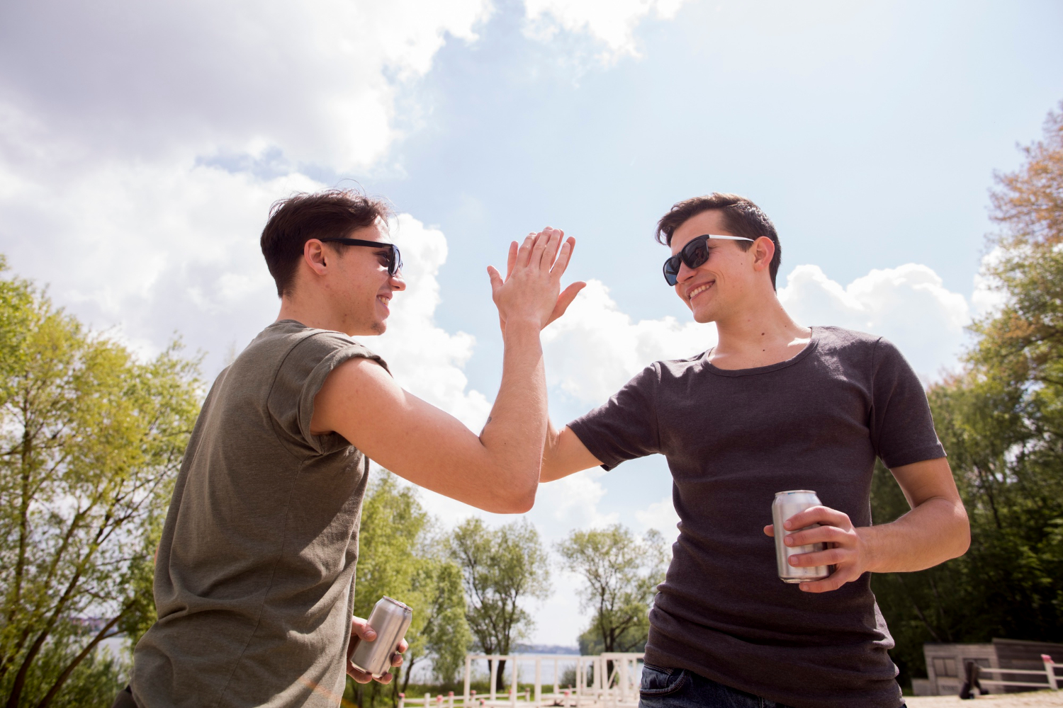 ILUSTRASI: Dua pria saling tos.(FREEPIK)