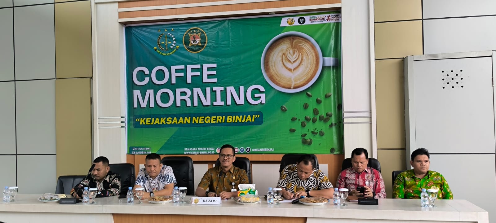 Kajari Binjai, Iwan Setiawan (tiga dari kiri) dan jajarannya saat temu ramah dengan insan pers.(Teddy Akbari/Sumut Pos)