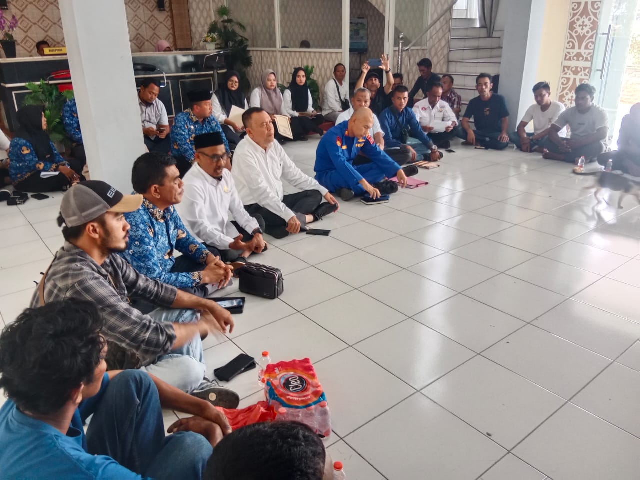 Anggota DPRD Sergai bersama  para  nelayan tradisional terkait keberadaan kapal pukat trawl. ( FADLY/SUMUT POS)