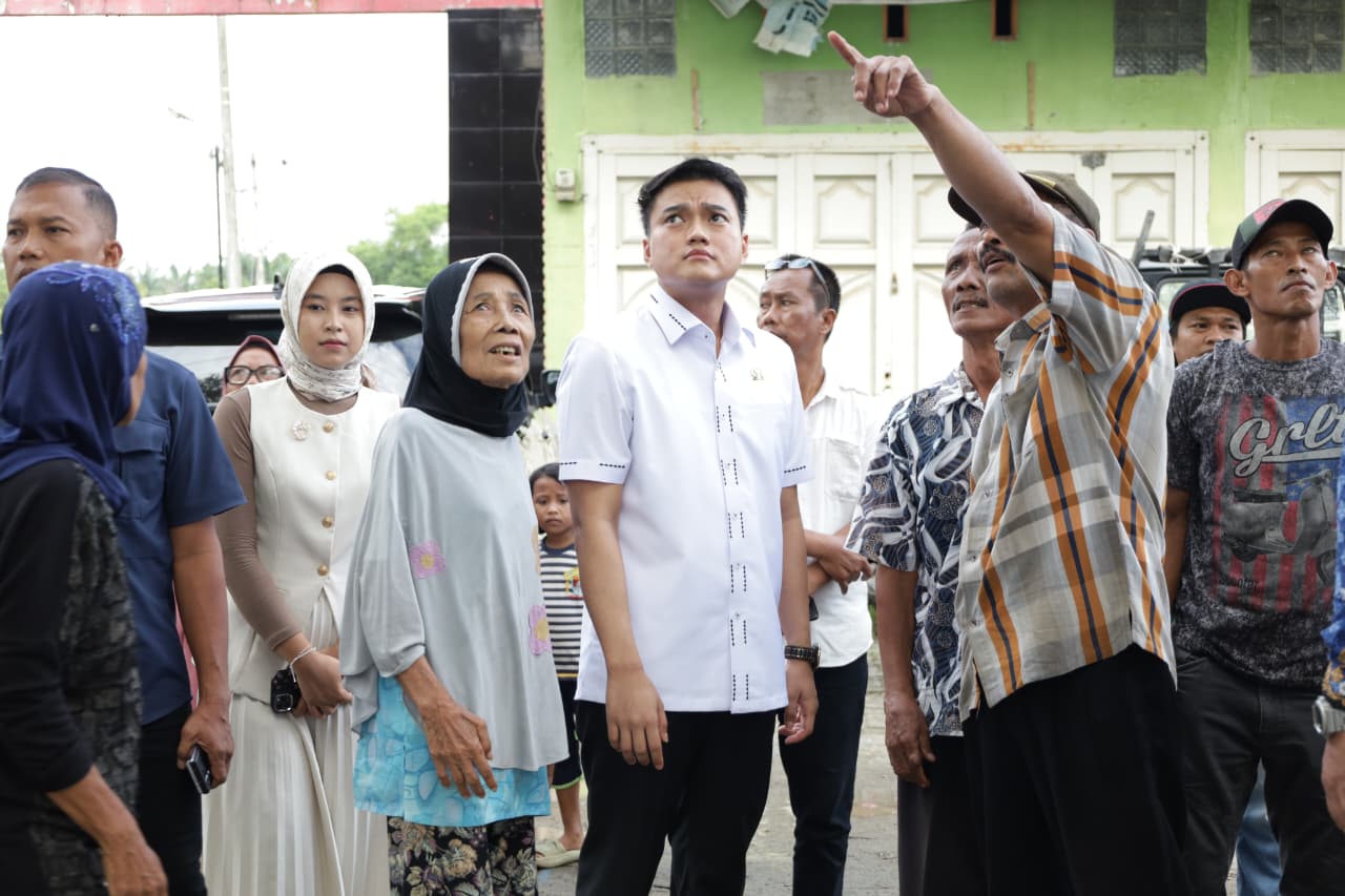 Wakil Ketua DPRD Sumut, Ricky Anthony saat mendengar aspirasi masyarakat terkait peremajaan pohon di Stabat. (Istimewa/Sumut Pos)