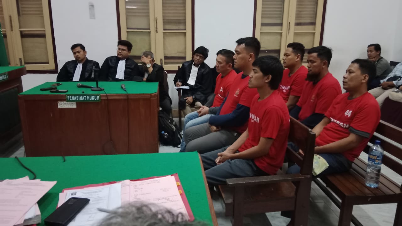 Enam terdakwa pemalsuan dokumen mobil klasik, menjalani sidang putusan di PN Medan, Rabu (2/10) sore. (agusman/Sumut Pos)