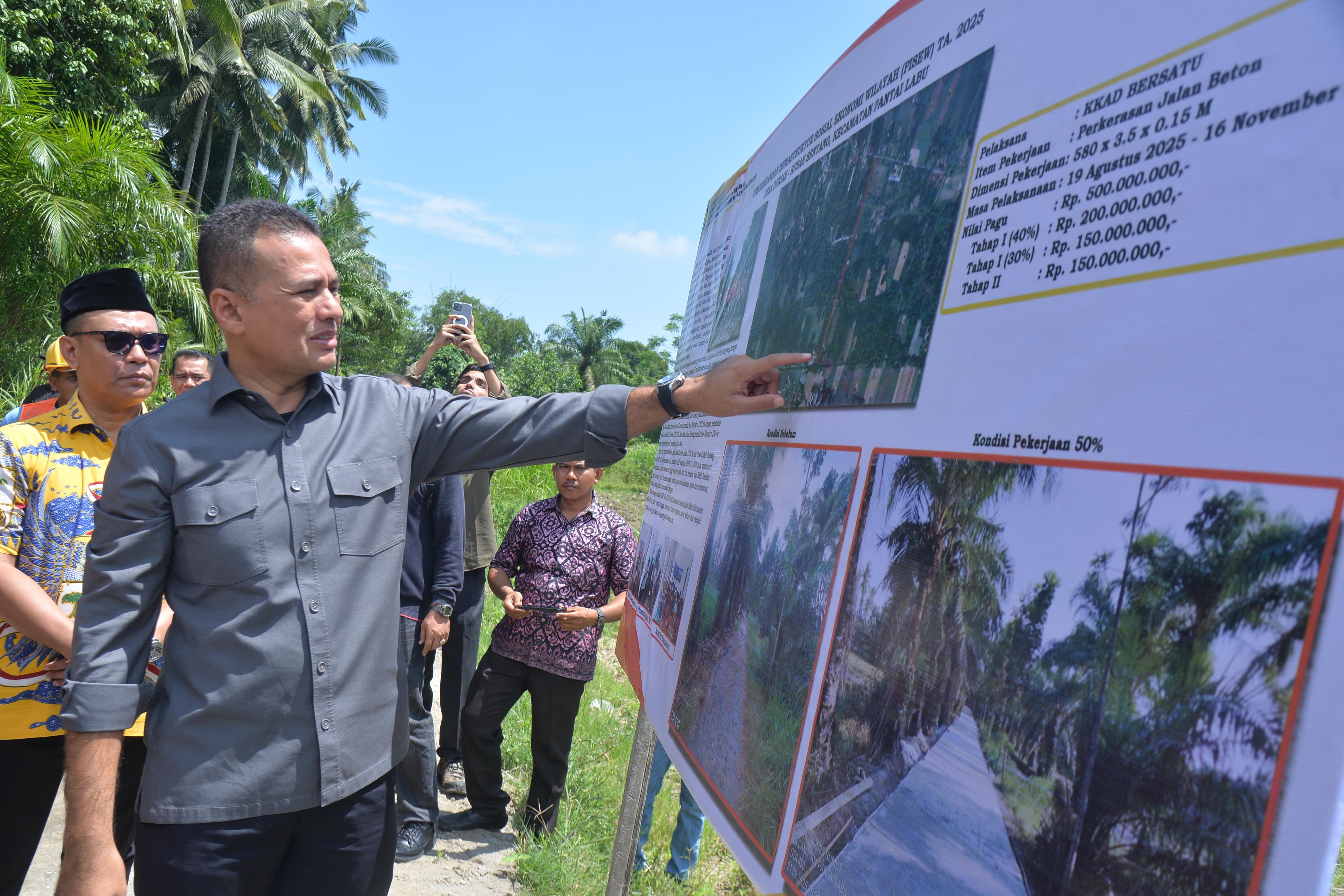 Anggota DPR RI Musa Rajekshah meninjau proyek pembangunan jalan penghubung dua desa di Deliserdang. (ISTIMEWA/SUMUT POS)