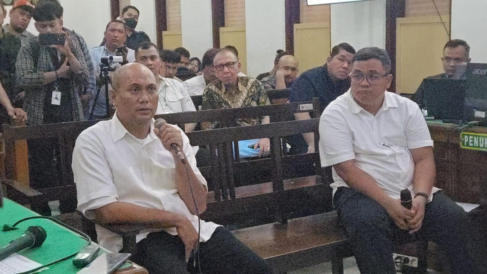 Kepala UPTD Gunung Tua, Rasuli Effendi Siregar dan mantan Kepala Dinas PUPR Sumut, Topan Obaja Ginting, memberi keterangan di kasus dugaan suap proyek jalan, di Pengadilan Tipikor Medan, Kamis (2/10).