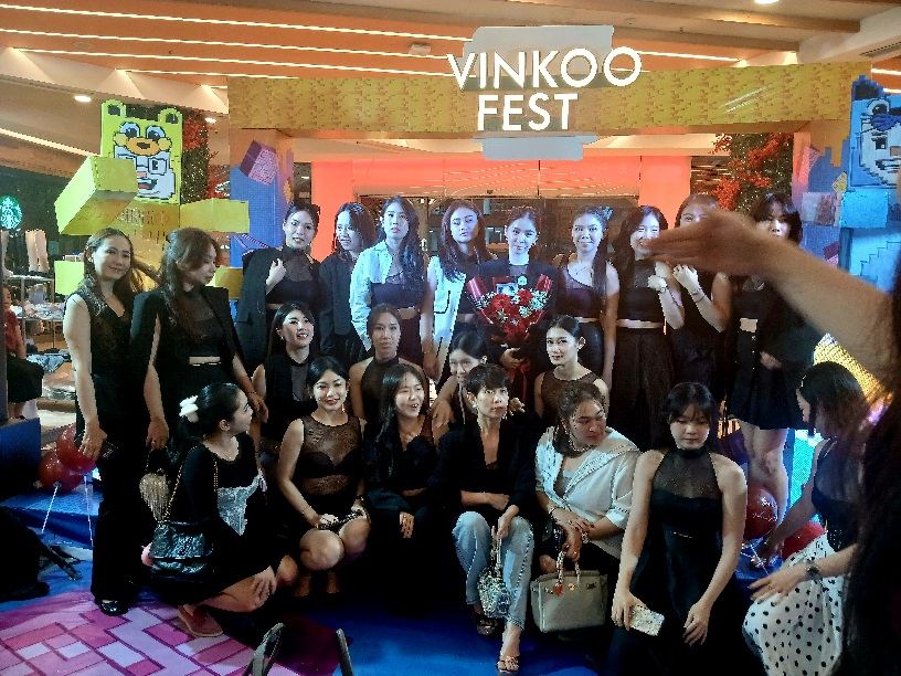 LAUNCHING: Para influencer Medan berfoto bersama dengan Maria Karina saat launching Milari X Maria Karina di Vinkoo Fest. (Dok: Juli Ramadhani Rambe/Sumut Pos)