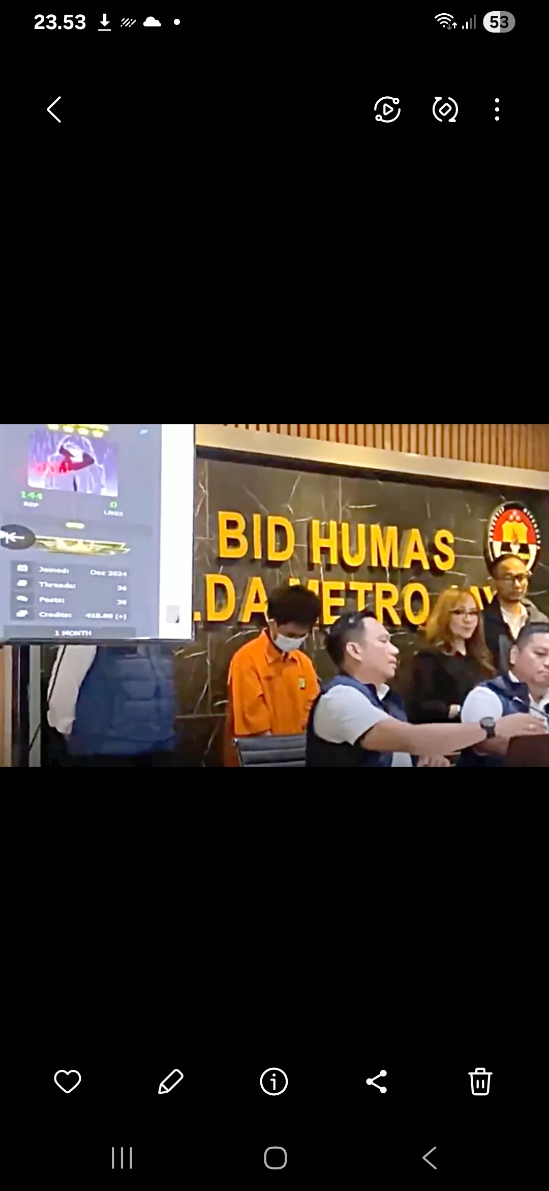 BJORKA: Hacker Bjorka ditampilkan saat konferensi pers di Polda Metro Jaya. (Dok: Jawa Pos)