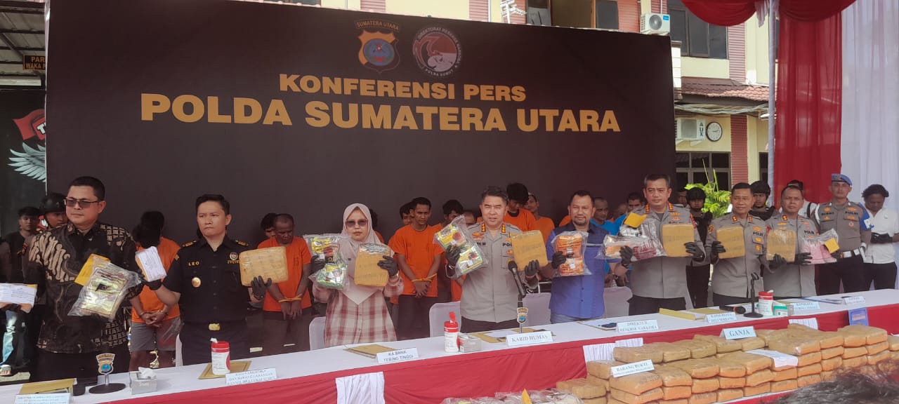 MENUNJUKKAN: Diresnarkoba Polda Sumut, Kombes Pol Jean Calvijn Simanjuntak bersama lainnya menunjukkan barang bukti pengungkapan narkoba di Mapolres Tebingtinggi. ( Dewi Syahruni Lubis/Sumut Pos)