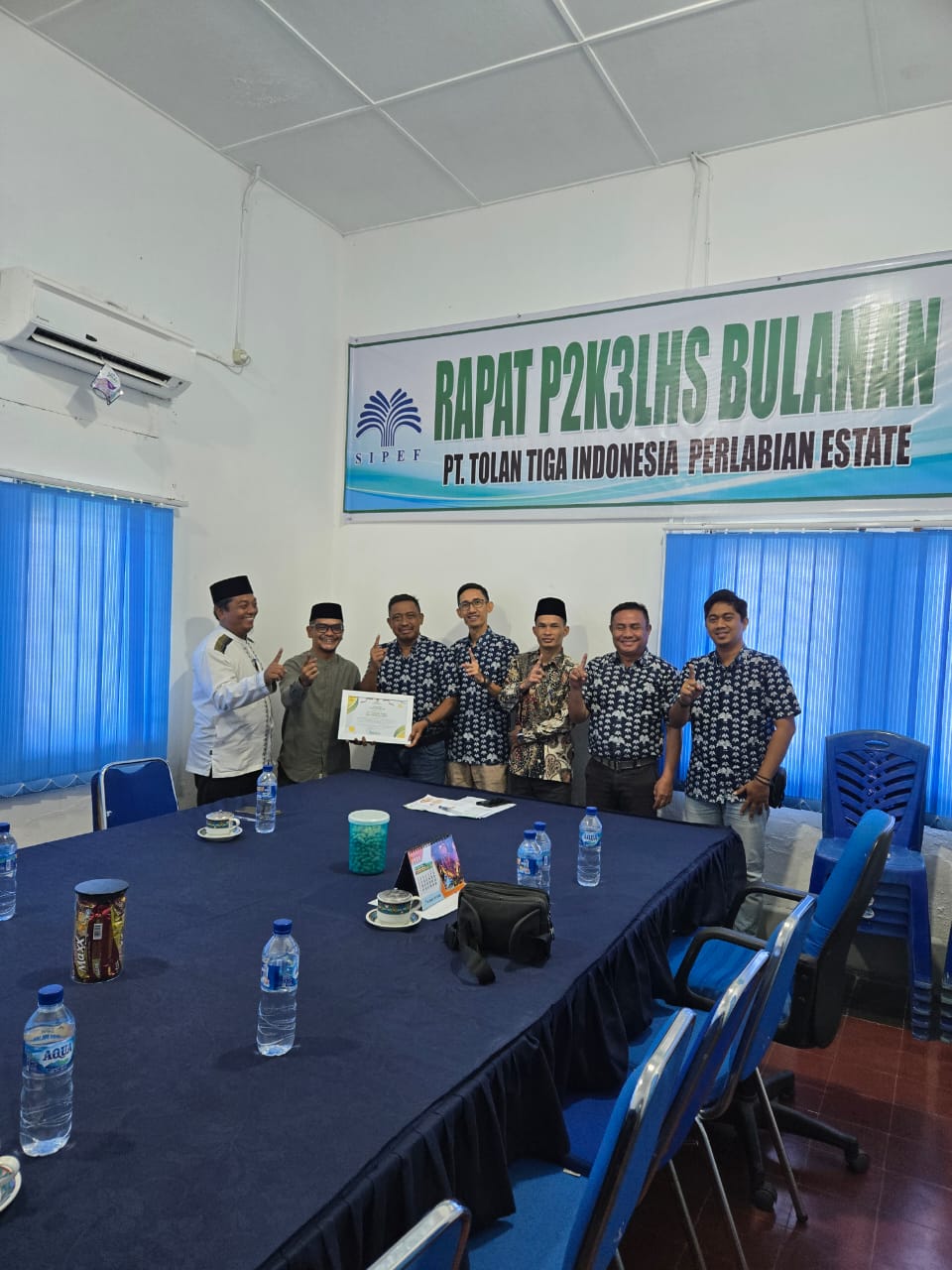 Ketua baznas Labusel bersama  pihak PT tolan Tiga Estate. (KHAIRUDDIN/SUMUT POS)