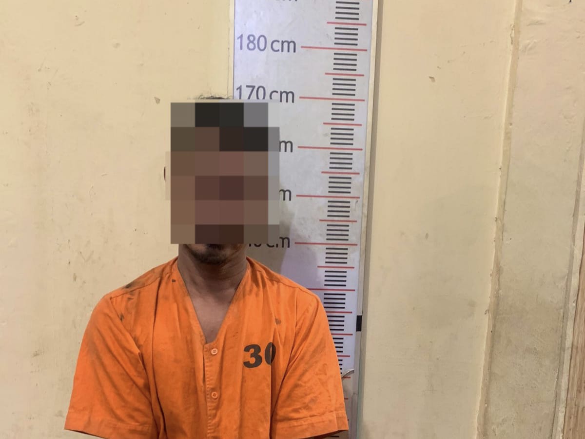 DIAMANKAN: Tersangka BH saat diamankan di Polres Langkat. (ISTIMEWA/SUMUT POS)