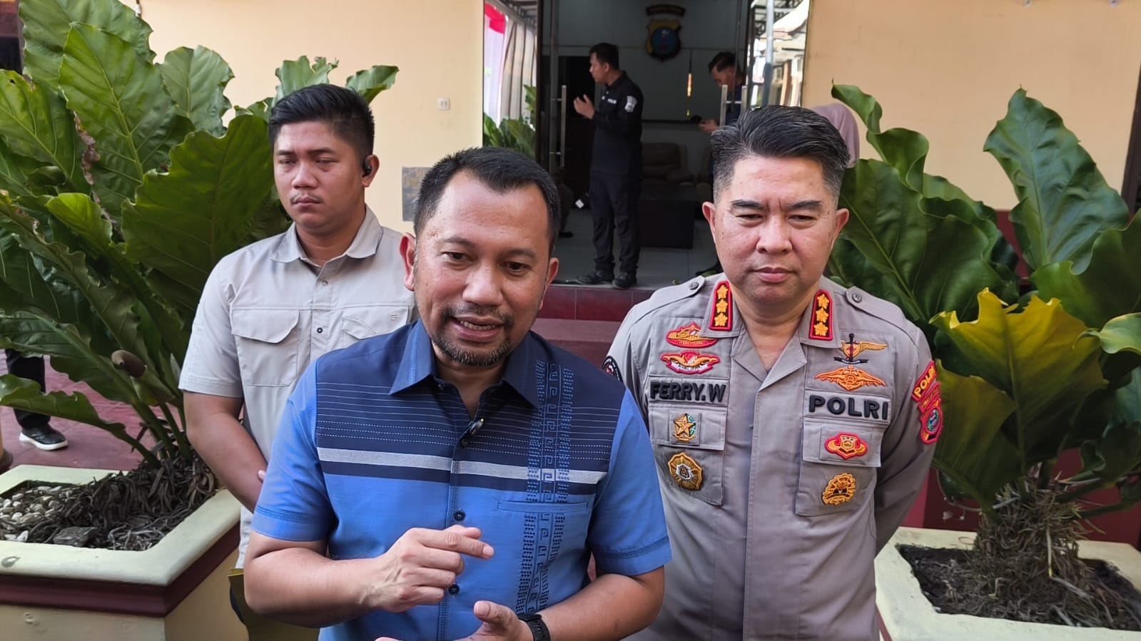 Diresnarkoba Polda Sumut, Kombes Pol Jean Calvijn Simanjuntak didampingi didampingi Kabid Humas Polda Sumut, Kombes Pol Ferry Walintukan. (Sumut Pos/Dokumen Pribadi)