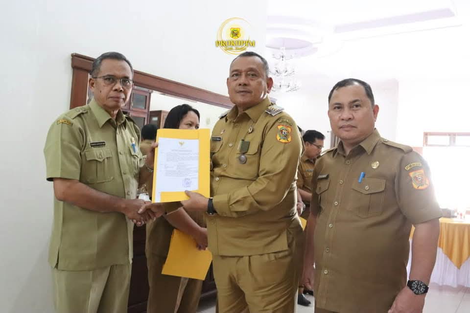 SERAHKAN SK. Bupati Dairi, Ir Vickner Sinaga (tengah) didampingi Sekda, Surung Charles Lamhot Bantjin menyerahkan SK Plt kepada, Ramses Nainggolan.(RUDY SITANGGANG/SUMUT POS)