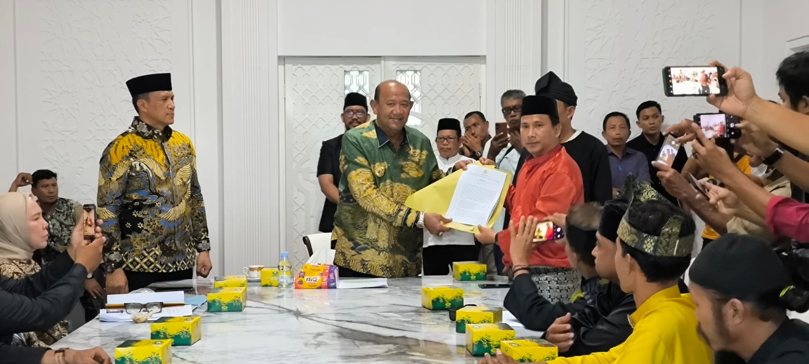 Koordinator Forum Melayu Langkat Bersatu menyerahkan tuntutan kepada Bupati Langkat, Syah Afandin. (Teddy Akbari/Sumut Pos)