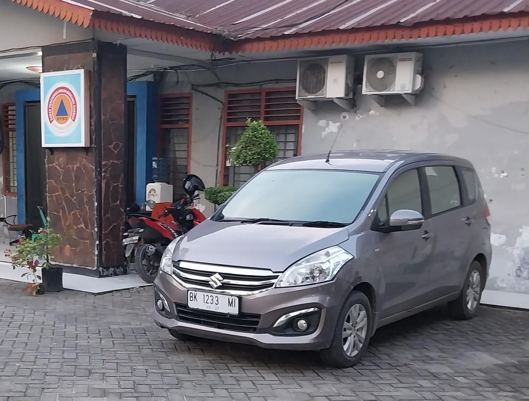 Mobil Dinas Sekdis BPBD Deliserdang saat sedang parkir. (BATARA/SUMUT POS)