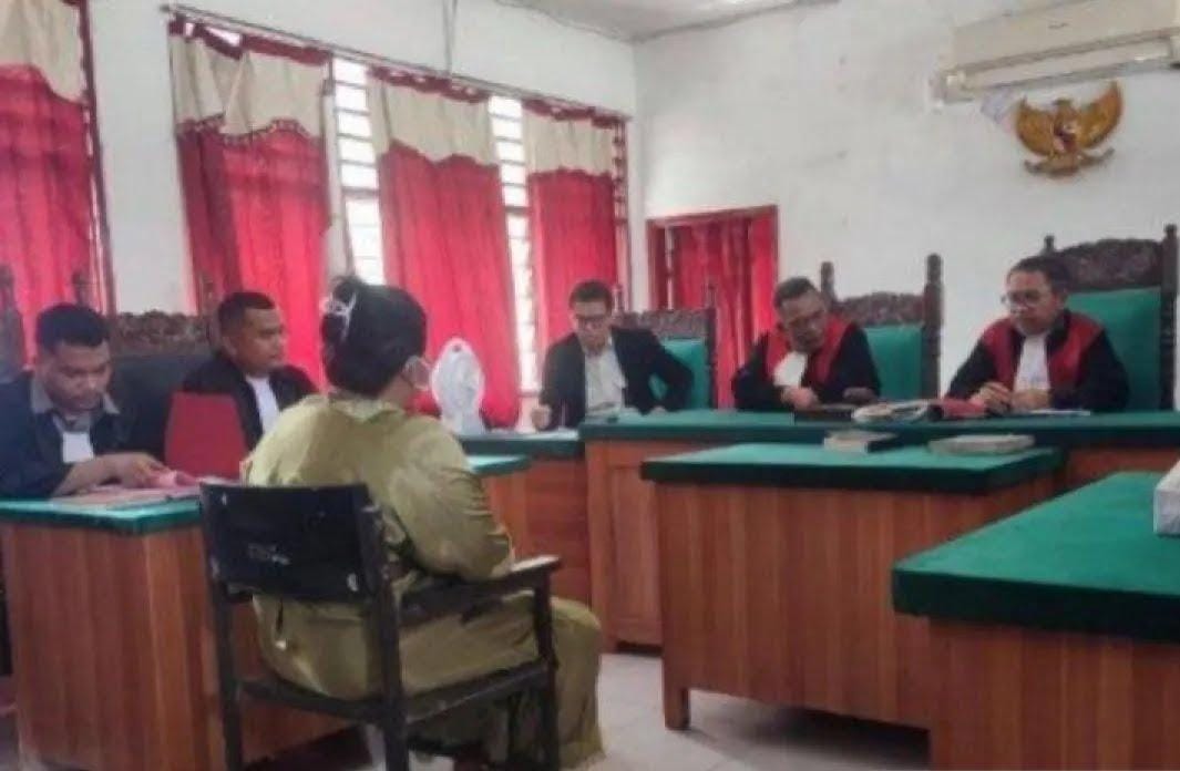 Nina Wati terdakwa kasus penipuan masuk Akpol, saat menjalani sidang di PN Lubukpakam. (Ist)