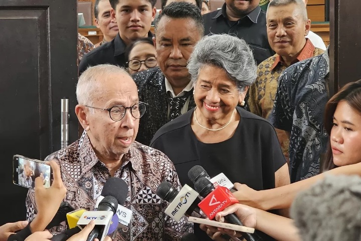 BEBAS: Orang tua Nadiem Makarim, Nono Anwar Makarim dan Atika berharap anaknya bebas. (Dok: Jawa Pos)
