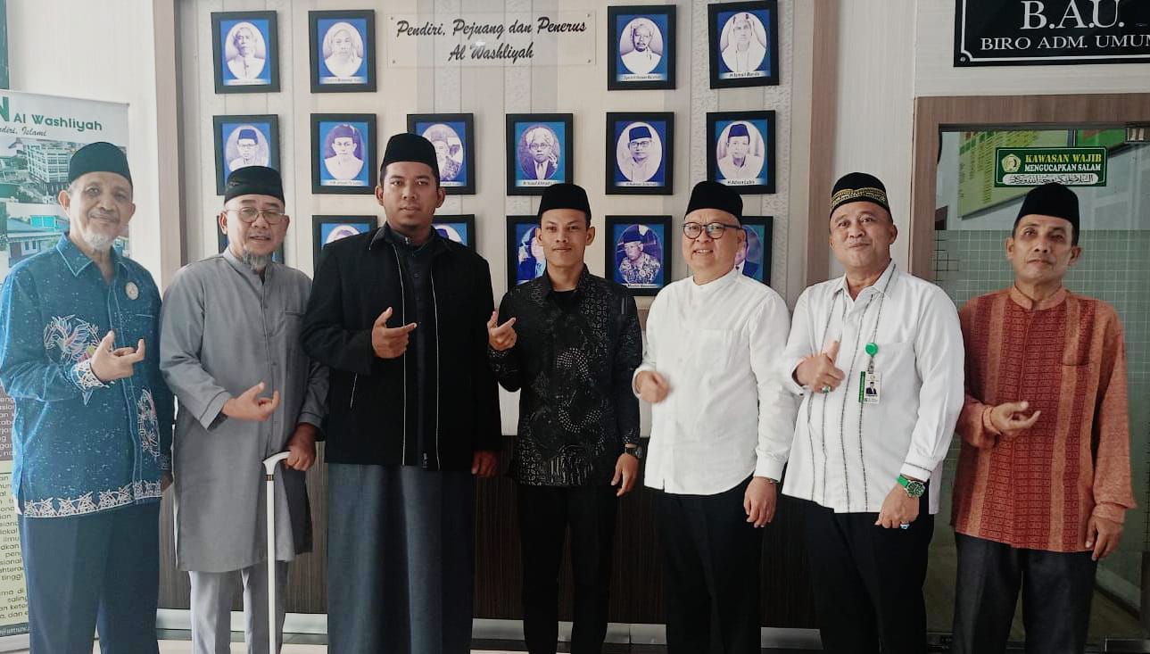 UMN AL-WASHLIYAH: Ariandi Kurniawan (tengah) bersama ketua PB Al-Washliyah serta ketua BPH, rektor, wakil rektor dan dosen UMN Al-Washliyah. (ISTIMEWA/SUMUT POS)