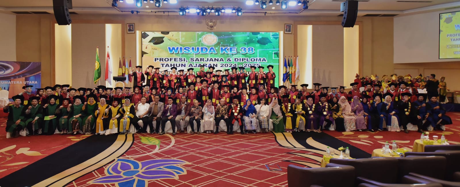 TIARA CONVENTION: Wisuda lulusan Universitas Haji Sumatera Utara di Tiara Convention Medan. (ISTIMEWA/SUMUT POS)