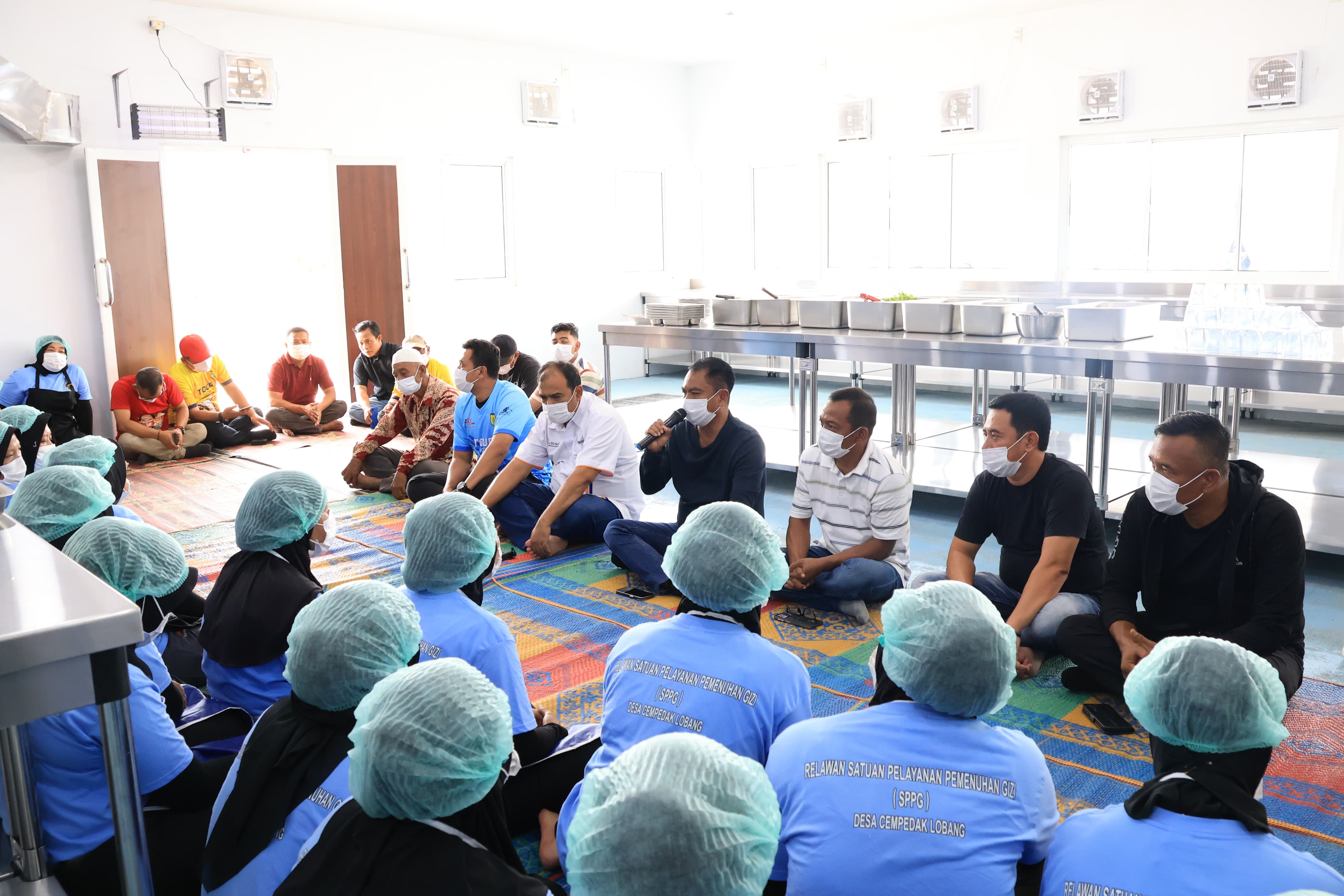 Bupati Sergai Darma Wijaya bersama jajaran saat kujungi salah satu dapur MBG. ( FADLY/SUMUT POS)