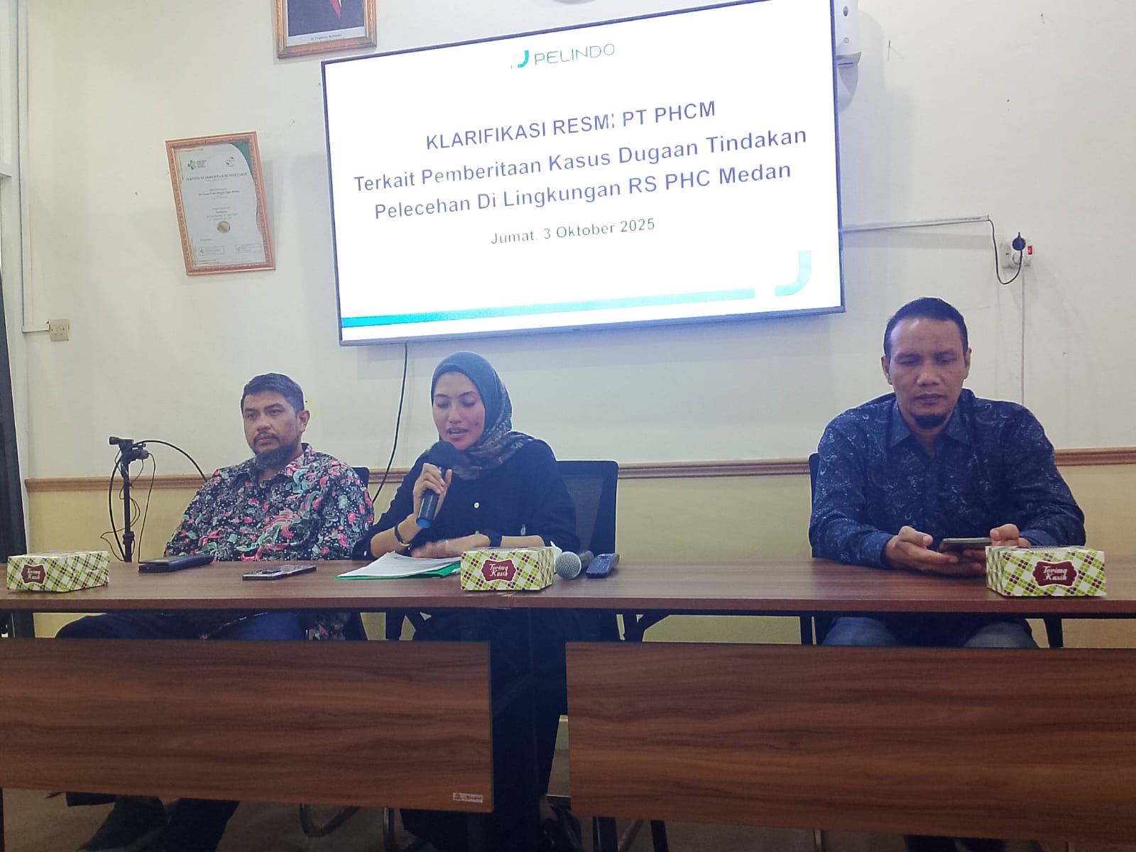 KETERANGAN : SVP Pemasaran dan Pelayanan Pelanggan PT PHCM, Devi Windari, SVP Corporate Secretary PT PHCM Baihaki dan Plh Kepala RS PHC Medan dr Ausvin Genius saat memberikan keterangan. (Dok: ist)