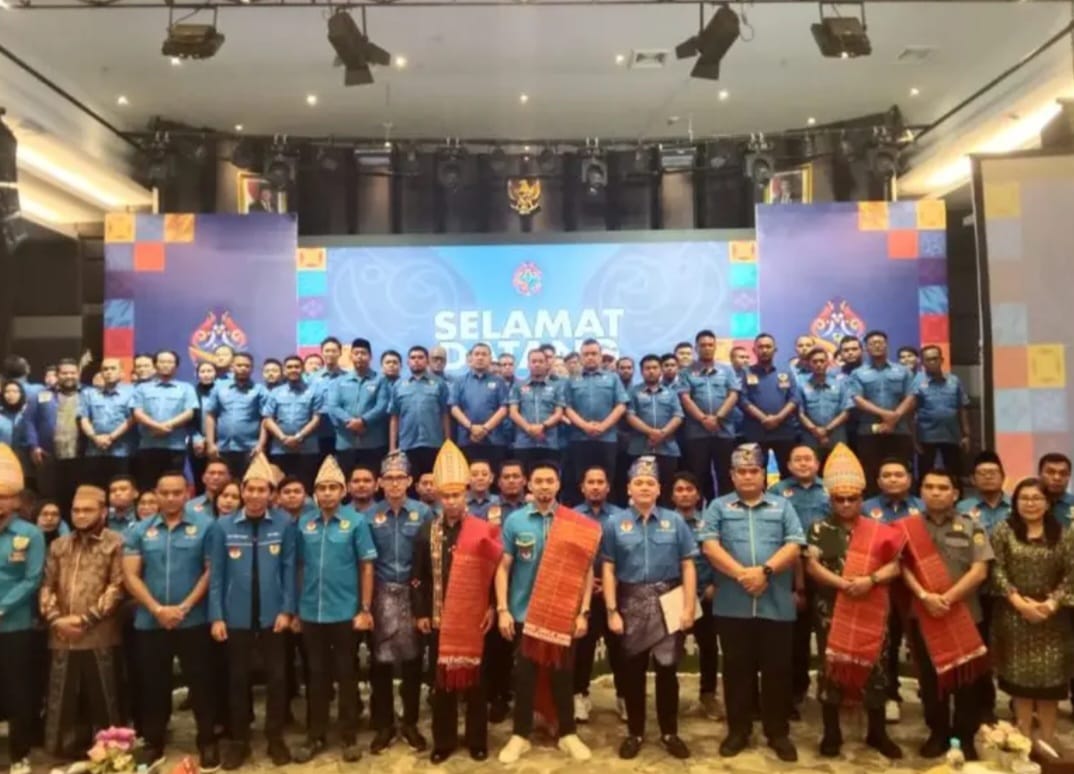 BERSAMA: Ketua DPP KNPI, Ryano Pandjaitan, foto bersama pengurus KNPI se Sumut, Kamis (2/10/2025).