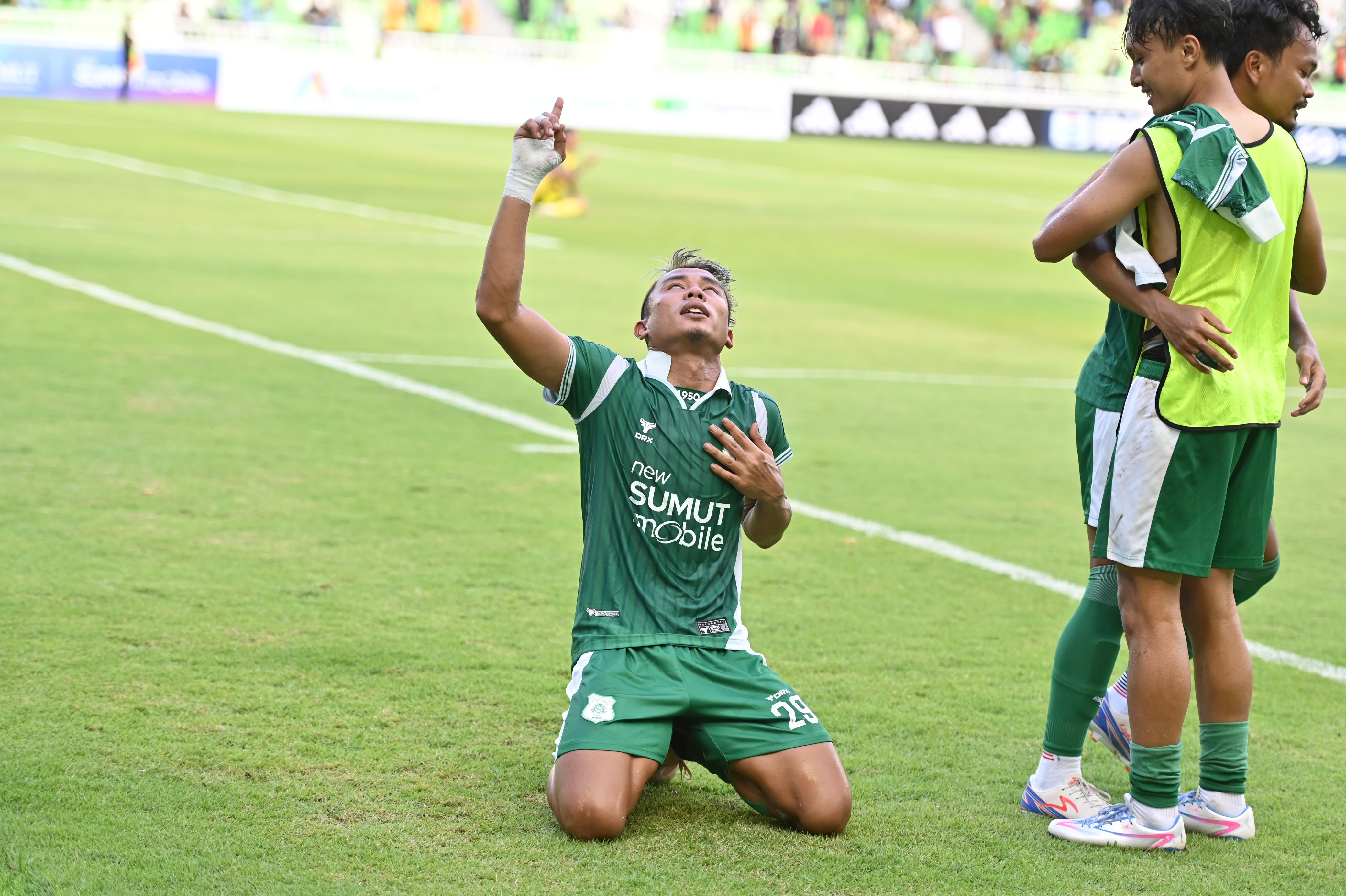 SELEBRASI: Pemain PSMS Rudiyana melakukan selebrasi usai menjebol gawang Sriwijaya FC di Stadion Utama Sumatera Utara, Sabtu (4/10/2025). (Dok PSMS)