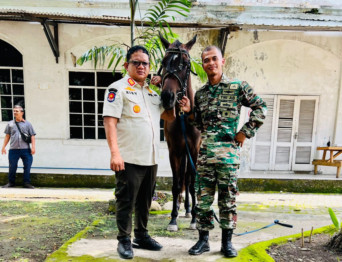 Danyon Kavaleri 6/Naga Karimata Letkol Kav Yudhi Agus Setiyanto SSos (kanan) bersama Pimpinan Taman Cadika Stable Medan, Kiky Zulfikar SSos MAP. (Dok Pribadi)