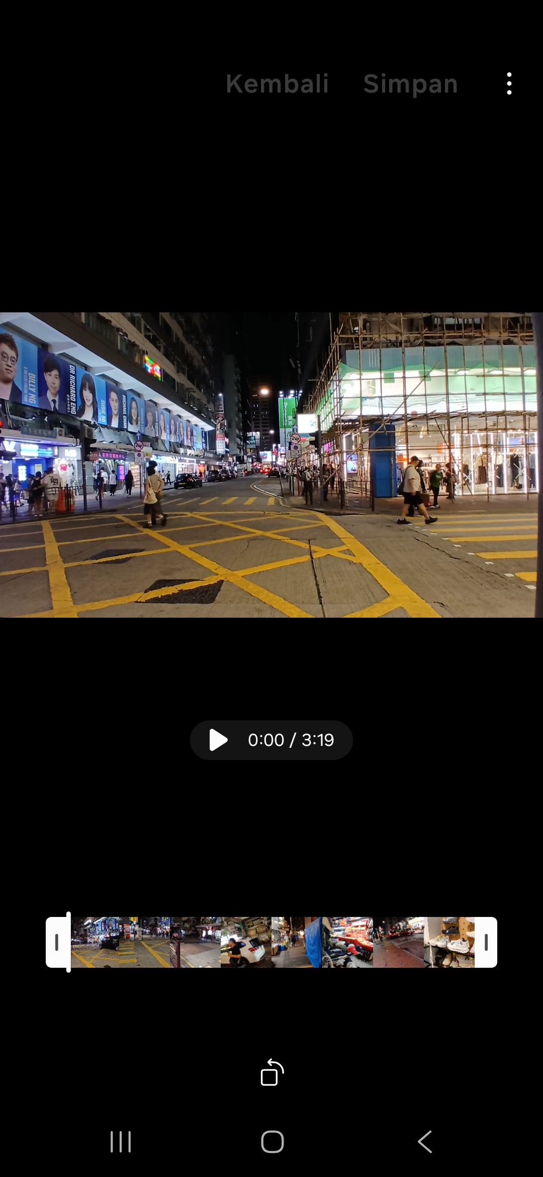 MONG KOK: Kawasan Mong Kok yang menjadi kawasan padat di Hong Kong dan sering dikunjungi oleh turis. (Dok: Juli Ramadhani Rambe/Sumut Pos)