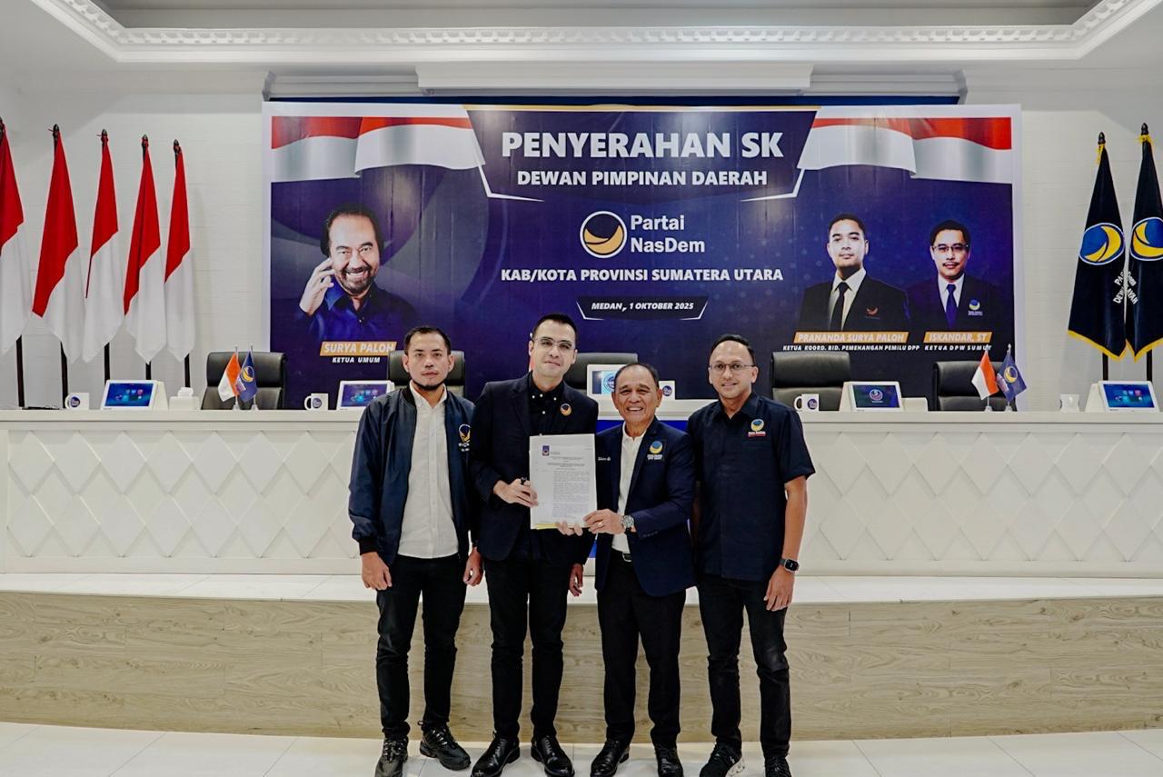 Afif Abdilllah menerima penyerahan SK DPD Partai Nasdem Kota Medan di kantor DPW Partai Nasdem Sumut. (ISTIMEWA/SUMUT POS)